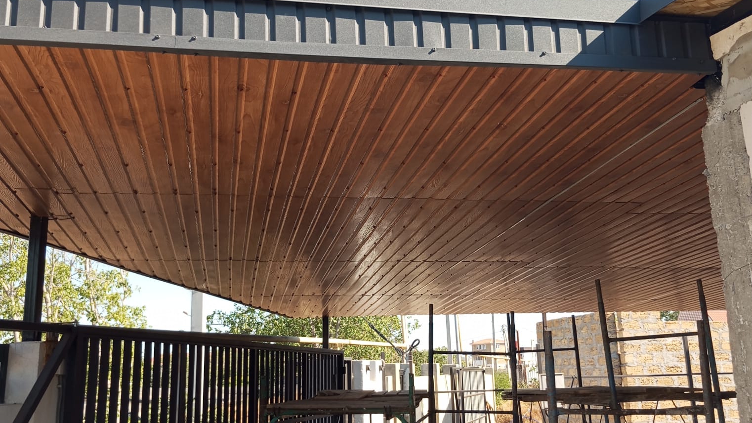 Сделать навес и над двором и над гаражом двускатный, с подшивой потолка профлистом.