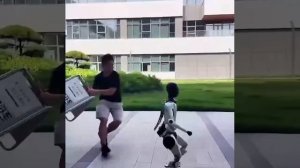 Зачем бить робота?