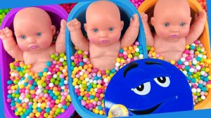 Мультики залипалки для детей. Смешиваем слайм и конфеты M&M's. Смотреть онлайн для малышей