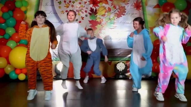 🎧 ДЕТСКИЙ ТАНЕЦ «ПО БАРАБАНУ»! УВЛЕКАТЕЛЬНАЯ СОВРЕМЕННАЯ ХОРЕОГРАФИЯ ДЛЯ ШКОЛЬНИКОВ 🎭 смотреть онлайн