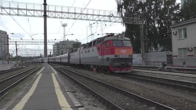 Электровоз ЧС7-274 (ТЧЭ-33) со скорым поездом № 015Ж Волгоград - Москва прибывает на 2-й путь. смотреть онлайн