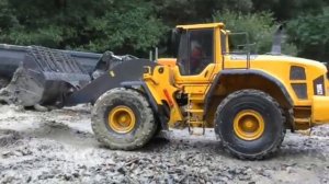 Большие грузовики и дорожная техника на радиоуправлении в действии