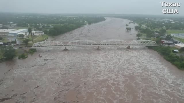 В_США_разрушительное_наводнение_в_Техасе!_За_несколько_часов_выпало пол годовая норма осадков смотреть онлайн
