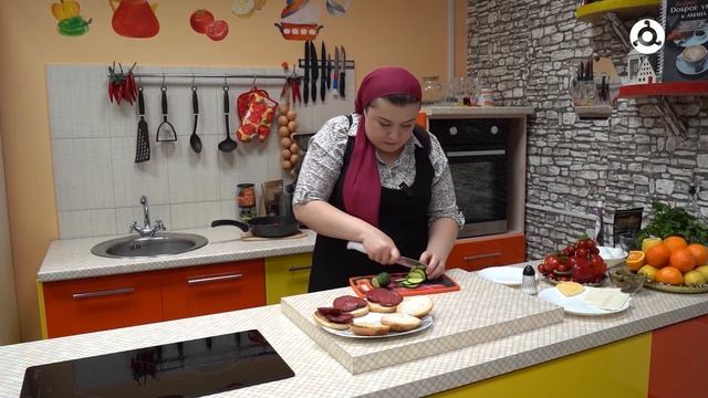 Утреннее меню. Готовим " Бургер с колбасой" смотреть онлайн