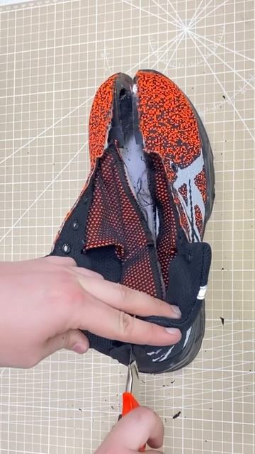 Режем рабочие кроссовки с подноском пополам