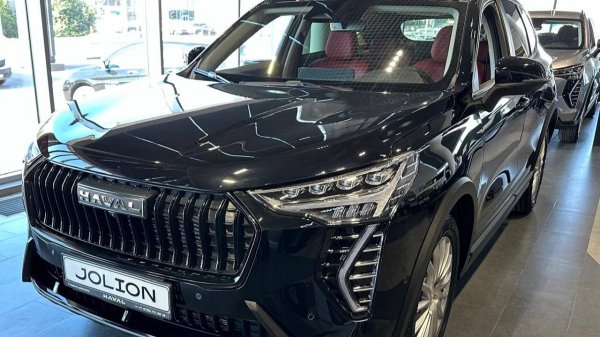 HAVAL Jolion в комплектации Tech Plus черный салон красный 4WD