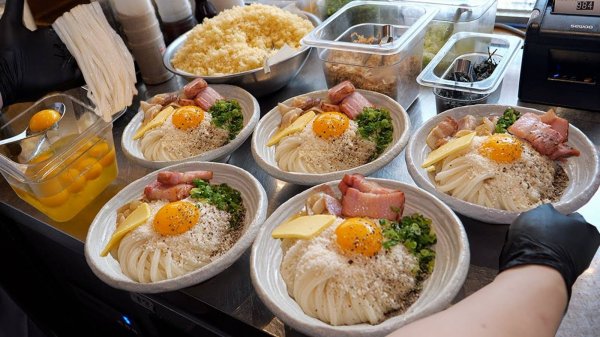 Безумный спрос! 600 мисок японского удона распродаются каждый день – Корейская уличная еда