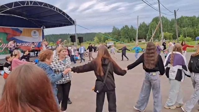 День молодёжи продолжается. А у нас хоровод. смотреть онлайн