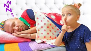 Ева и Алиса мешают ПАПЕ спать! Видео для детей.