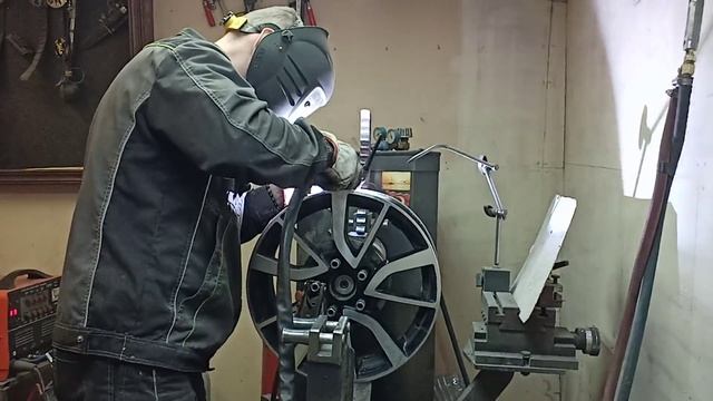 Ремонт сильного повреждения литого диска. г. Липецк смотреть онлайн