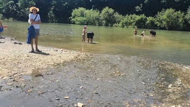 В жару хочется к реке и искупаться, мы идём к источнику полечиться в лечебной грязи. смотреть онлайн