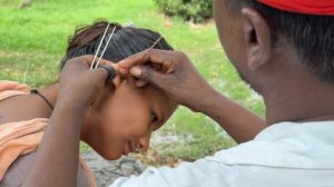 Чистка ушей с помощью ASMR  Вы не поверите, что получилось из уха красивой девушки