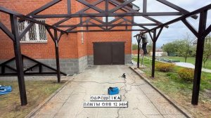 Двускатный навес для машины с кровлей из профлиста перед гаражом от мастерской Спецкаркас