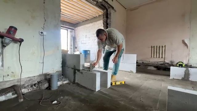 У нас ЧП! Коровы сломали загон. Куры на свободе. Продолжаем строить стены. Жизнь в деревне. смотреть онлайн