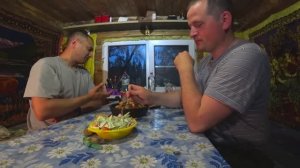 Навестил нашу таёжную избу. Гость в избе! Завезли груз для хариусовой рыбалки. Готовим в казане.