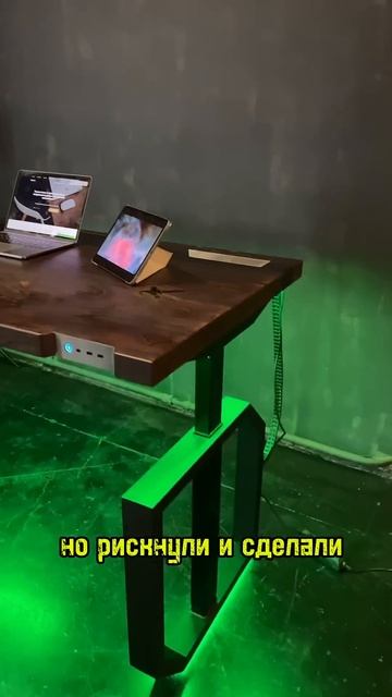 Молнии светятся в столе смотреть онлайн