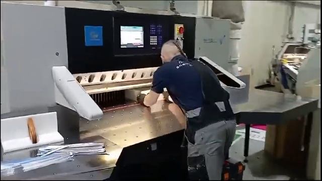 Работа резальной машины GUOWANG GW115F в АВТОматическом режиме реза "без рук" в Москве