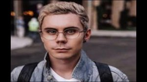 Умный человек в очках скачать обои — Объяснение самого абсурдного мема 2025