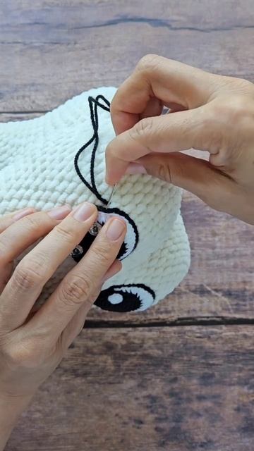 Немного процесса..Как я пришиваю глазки игрушкам. Мои Иг @goozell_toys смотреть онлайн