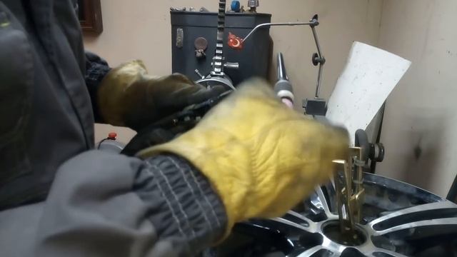 Пробую разорвать сварку гидравликой. смотреть онлайн