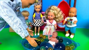 ЧЕЙ ЭТО МАЛЫШ В БАССЕЙНЕ? Катя и Макс веселая семейка! Куклы Барби истории my mini baby Даринелкатв