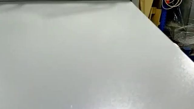 Наклейка длинной полосы скотча на очень узкий и длинный  клапан подарочного пакета на POLYTAPER-1000