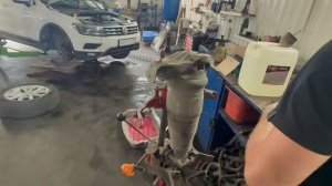 Замена рычага пневмоподвески VW TOUAREG в АТЦ «РЕЙН»