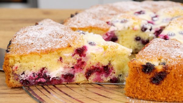 Каждое лето делаю с разными ягодами пирог из самых доступных продуктов! Мой личный фаворит!