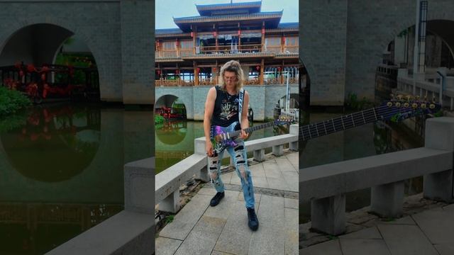 Гитары Enya кроме того что имеют встроенный динамик, в них мы ещё можем менять пресеты