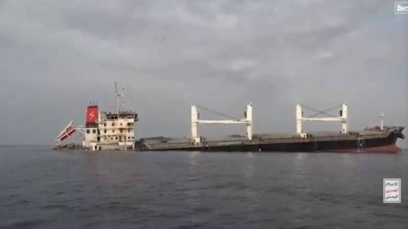 Удар противокорабельной ракетой Hormuz-2 по судну Eternity S в Красном море