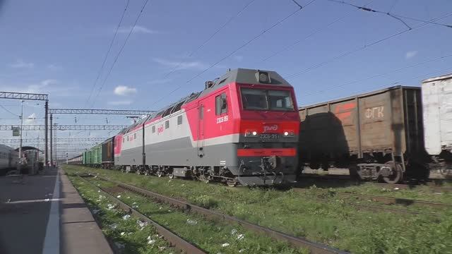 Электровоз 2ЭС6-951 "Синара" (ТЧЭ-12) с грузовым поездом следует по 4-му пути на ст. Узуново. смотреть онлайн