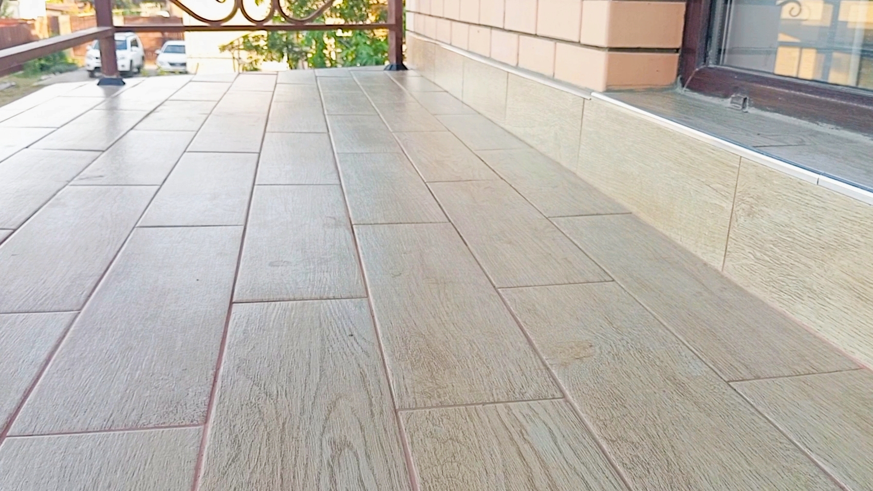 Облагораживание балкона своими руками! Часть 1: Укладка плитки! смотреть онлайн