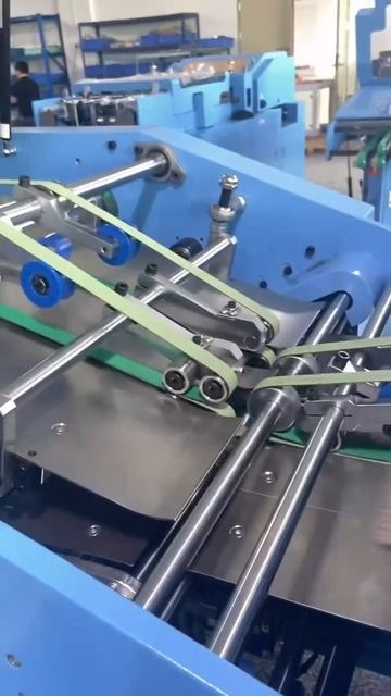 AutoPUNCH-420: перфорация переплетного картона с укладкой на конвейер: вакуумная подача + прямой ход