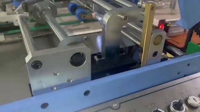 AutoPUNCH-420 пробивка твердого переплетного картона: вакуумная подача + прямая укладка