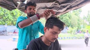 Индийский уличный парикмахер Делает гипнотический массаж головы