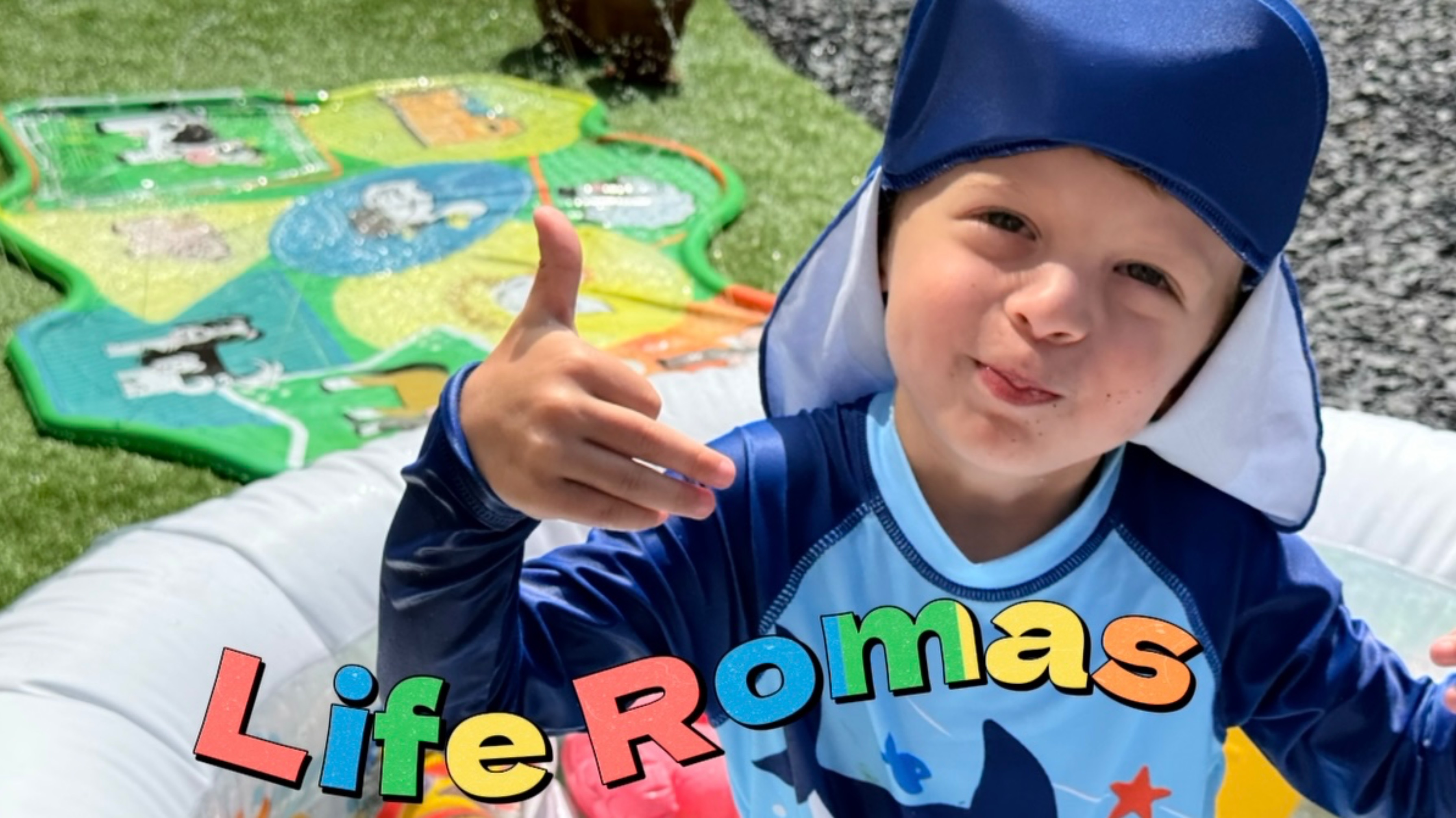 Рома играет в своем мини аквапарке! Веселимся и играем дома, интересные видео-мультики для детей