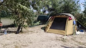 Живу в палатке с женой на берегу моря