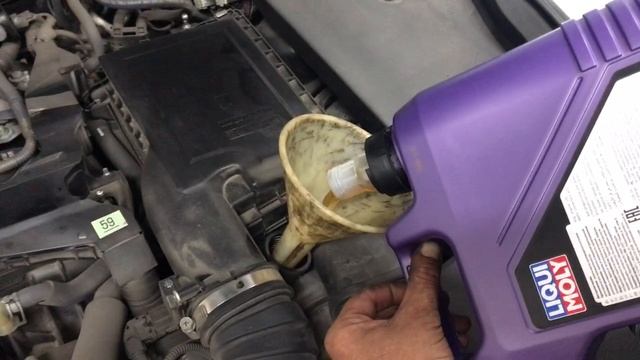 Заливаем новое моторное масло Liqui Moly Hightech Synthoil 5W-40 (07.07.2025)