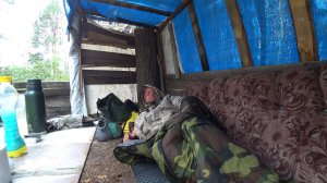 НАЛОВИЛ НА ПАЛКУ, АЖ РУКА БОЛИТ! НОЧЬ НА ДИВАНЕ В ТАЙГЕ \ РЫБАЛКА НА КРУЖКИ, ЖАРЕНЫЙ ЖИВЕЦ НА УЖИН!