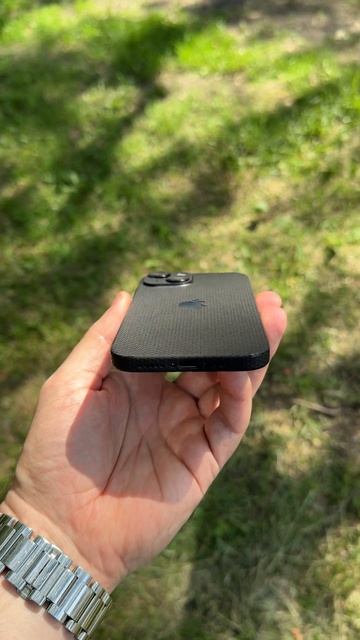 Виниловая текстурная пленка на iPhone 15 от Bronoskins смотреть онлайн