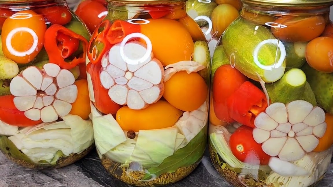 ПРОСТО ЗАЛИВАЮ КИПЯТКОМ. Закрываю по 50 банок! Невероятно вкусные ПОМИДОРЫ и Огурцы на зиму! смотреть онлайн