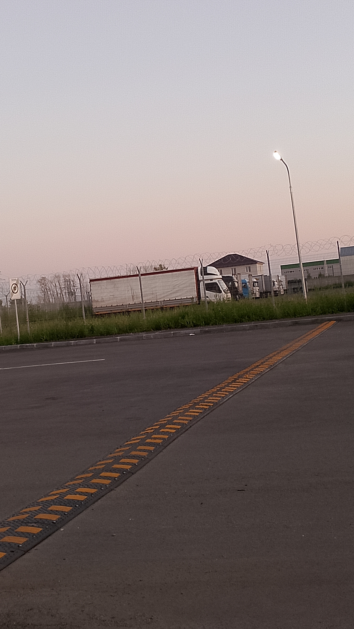 На месте выгрузки и загрузки фур.