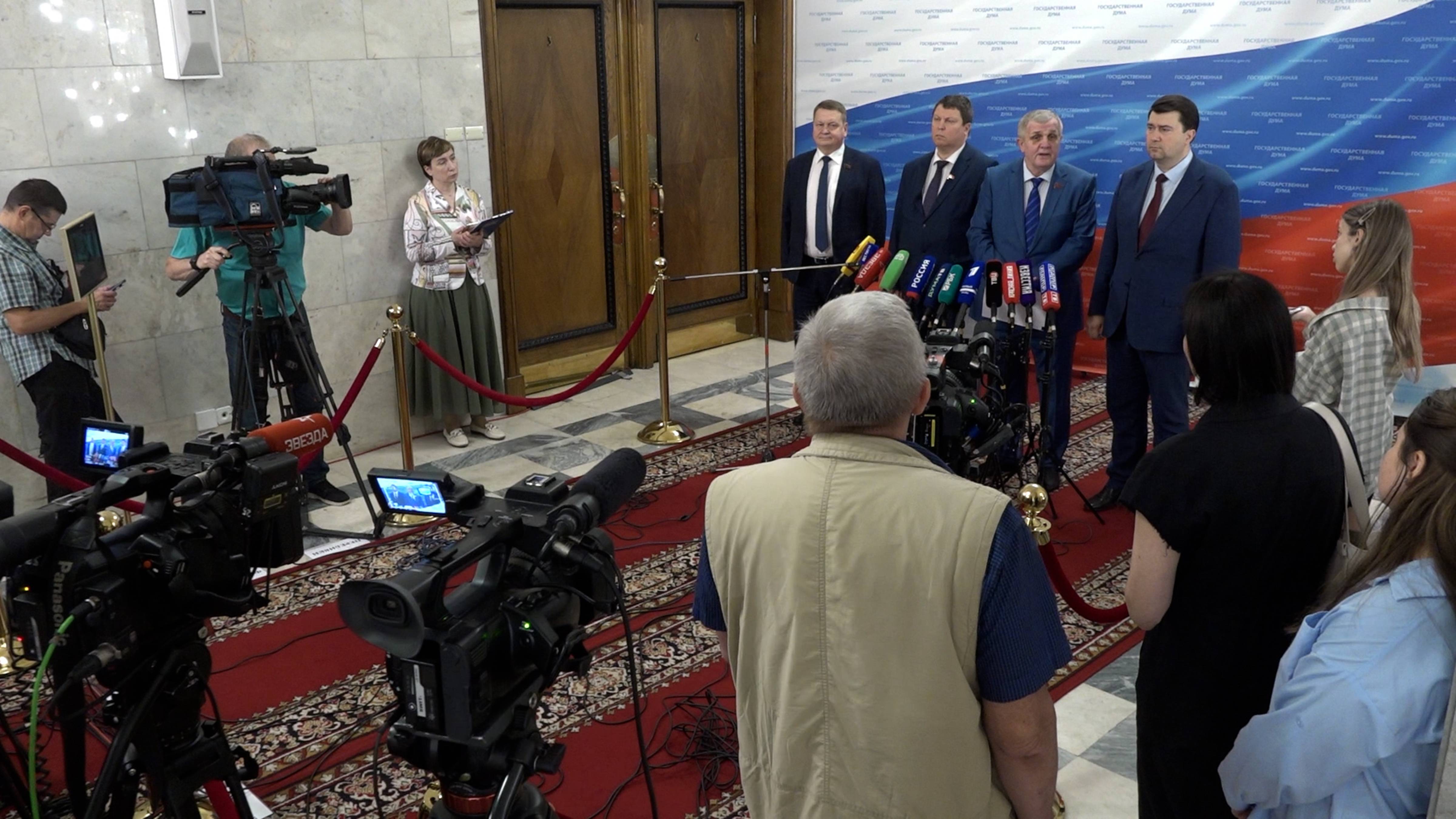 Брифинг депутатов фракции КПРФ в Государственной Думе (10.07.2025) смотреть онлайн