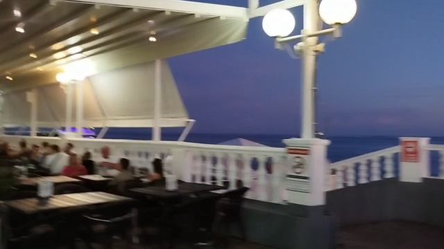 Центральная набережная в Лазаревском июль 2025 вечером, пляж Лазаревский 1 и пляж Лазаревский 1 смотреть онлайн