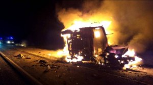 Два человека погибли, еще три пострадали в огненном ДТП с КамАЗом в Калмыкии