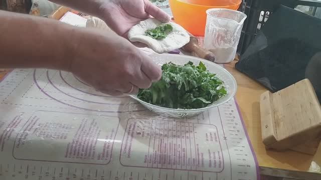 Делаю пирожки с щавелем