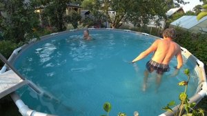 Жара. Бассейн на участке. Купание.