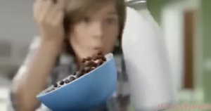 Реклама Несквик - Делает молоко шоколадным