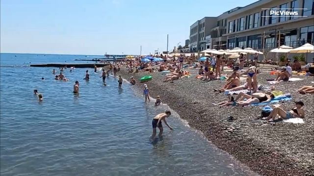 Сочи Адлер пляж Чайка сегодня 10 июля 2025. Какая погода сейчас в Сочи. Обстановка на пляже сейчас смотреть онлайн