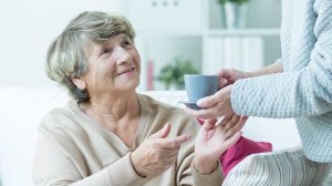 Кому положена надбавка по уходу за инвалидами и пенсионерами по новым правилам?